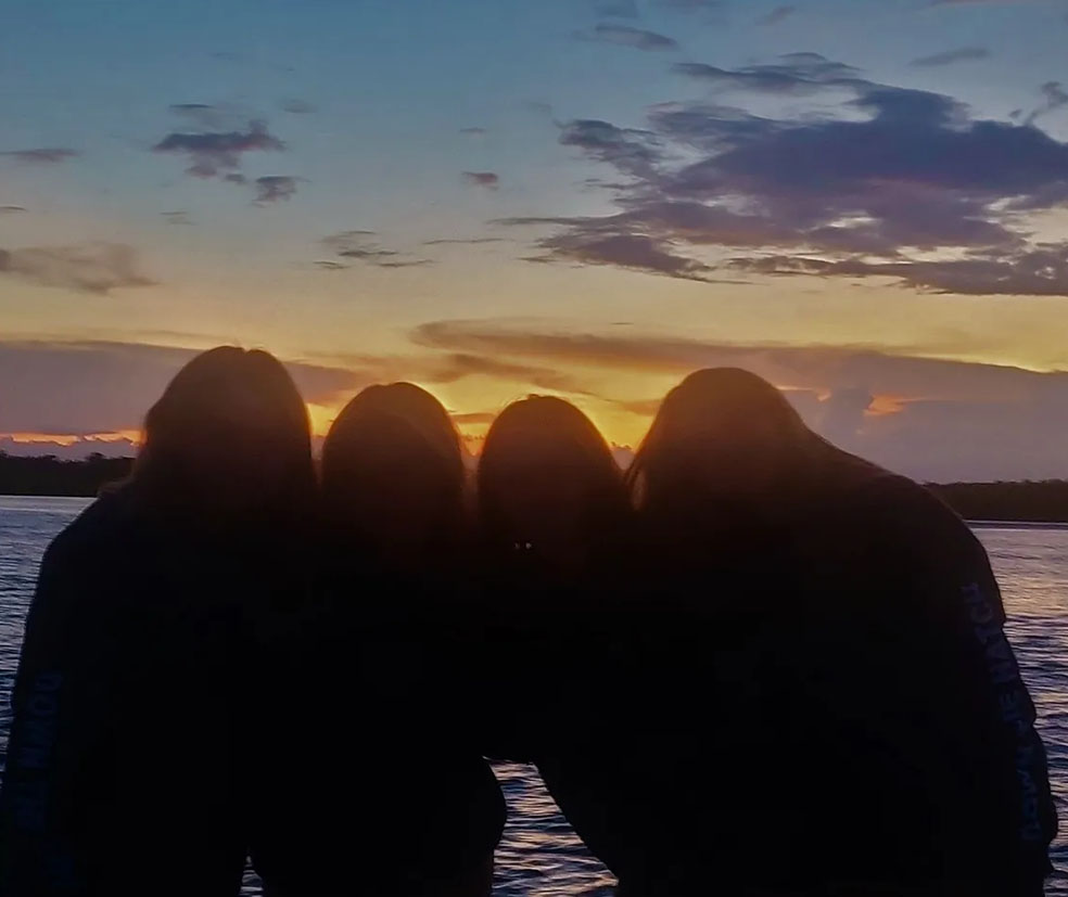 Private charter - Friends in front of the sunset