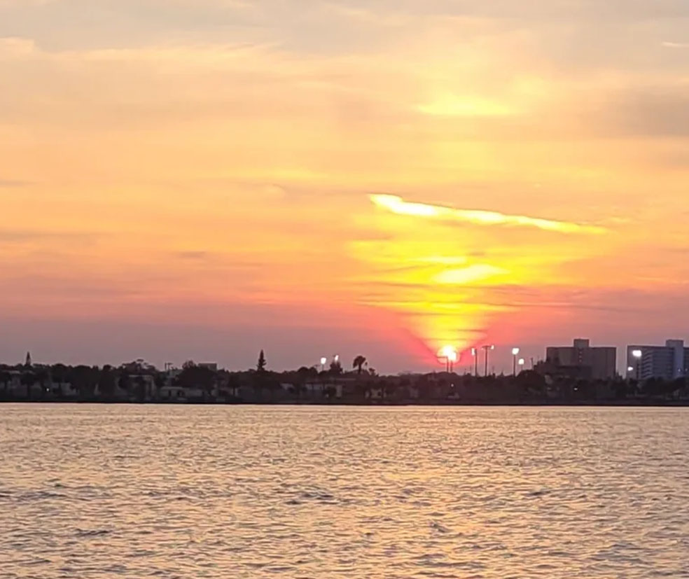 Sunset tour - Sunset over the water